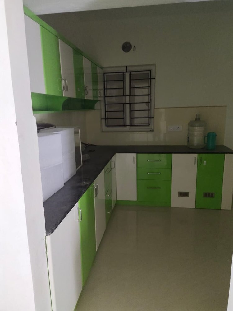 White Modular Kitchen Unit, Size: L Shape