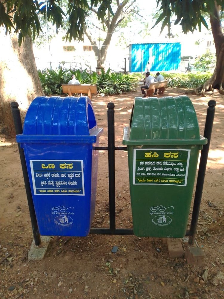 Plastic MS Pole stand with Garbage bin, Capacity: 100 Liters