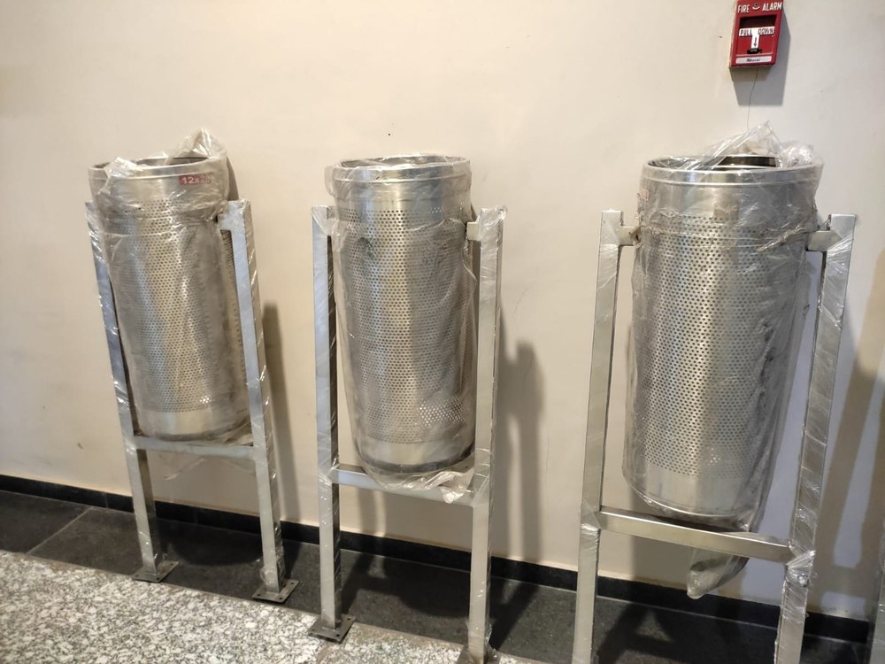 SILVER Stainless Steel Ss Pole Mounted Bin, Capacity: 50LTR