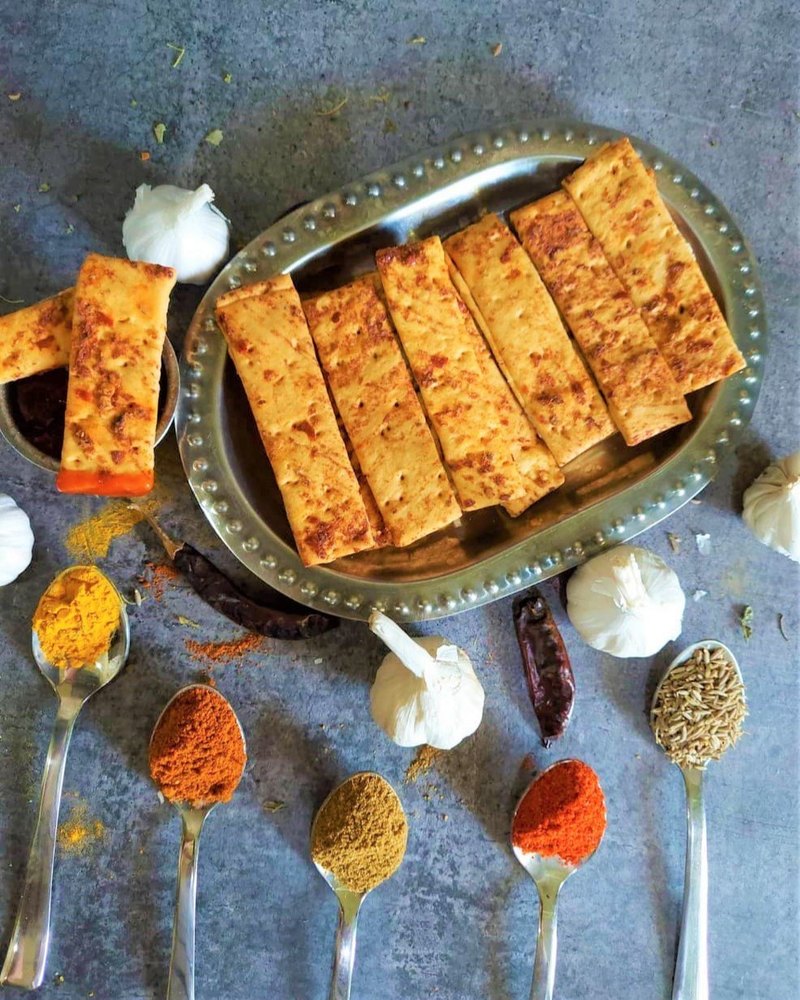 Regulus Chilly-garlic Chilli Garlic Roasted Sticks, Packaging Size: 100 Grams, Packaging Type: Pouch
