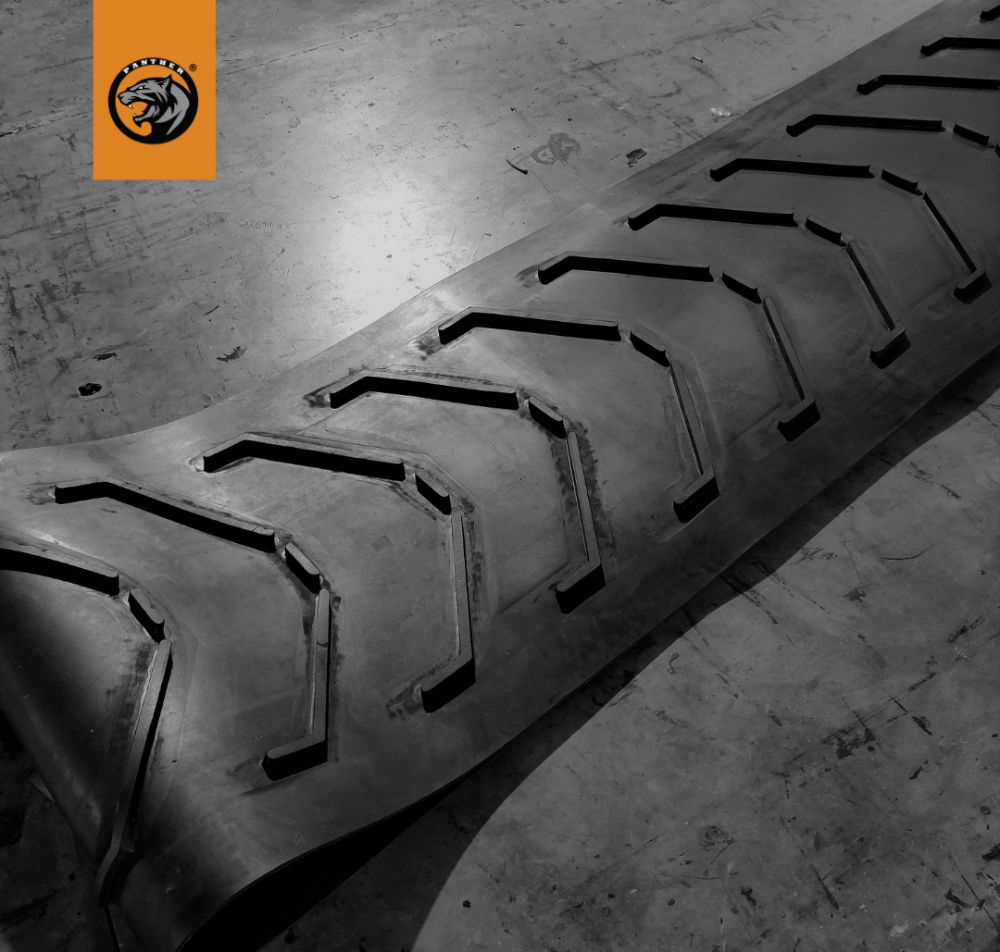 Rubber Bull Horn Cleated Chevron Belt, Belt Width: 1000 mm, Belt Thickness: 10 mm