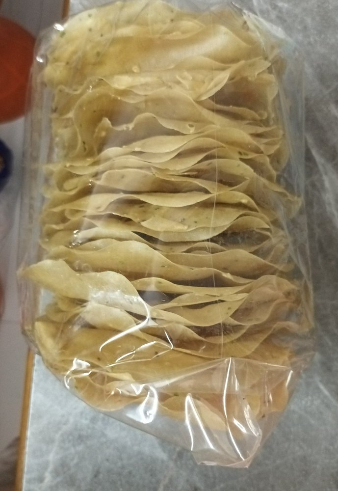 Round Yellow Green Chilli Rice Papad, Packaging Size: 1 kg