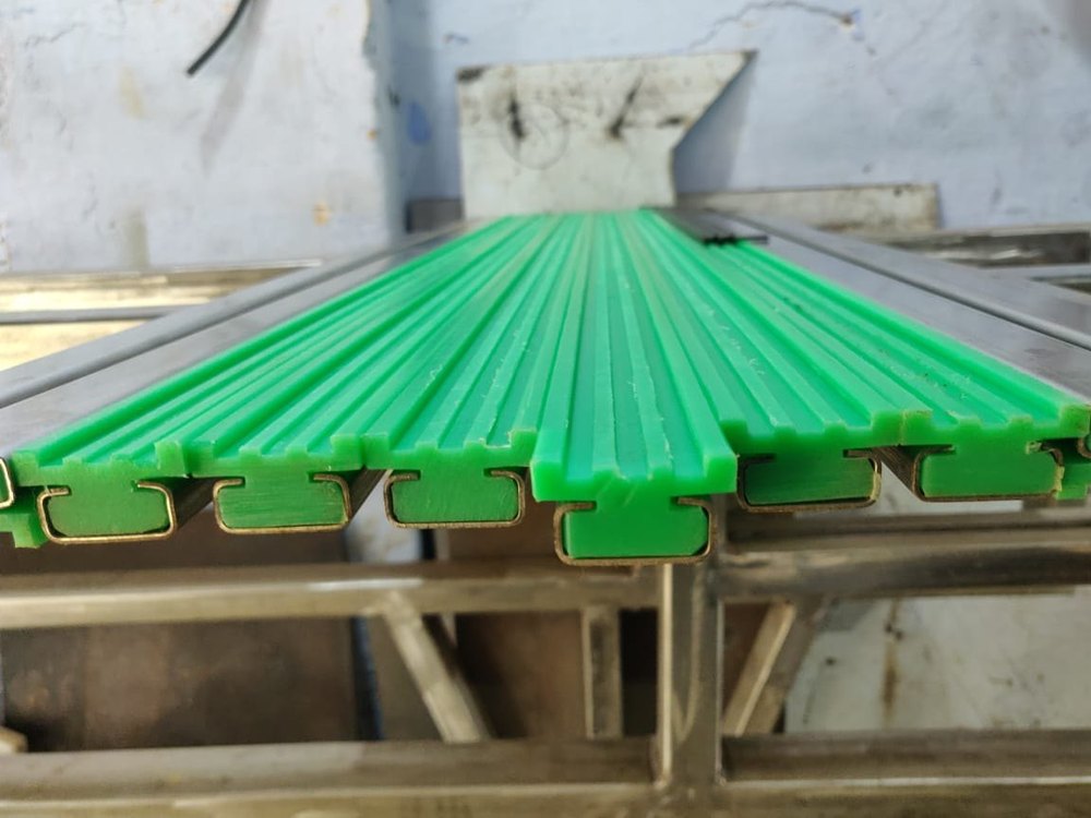 Double Sprocket Tapered Roller Plastic Chain Guide, GREEN, Size: Cutomized