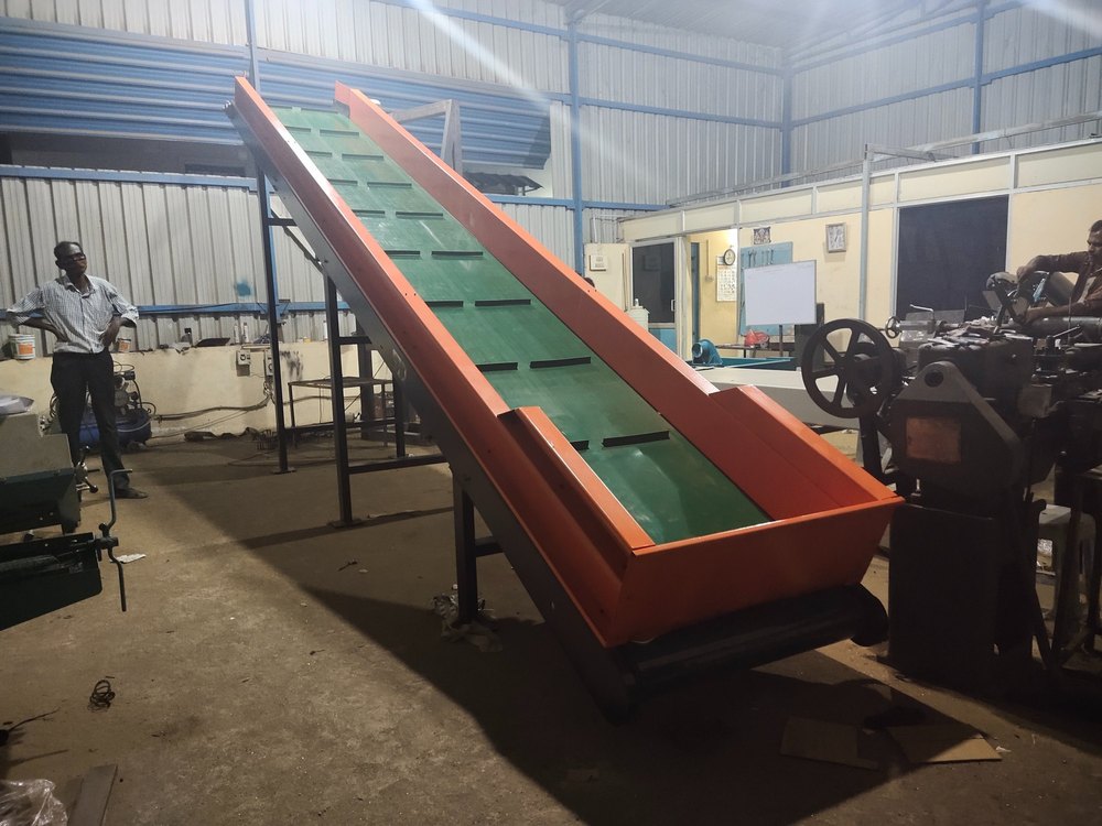 SREEVAS Plastic Feeding Inclined Belt Conveyor, Material Handling Capacity: 1000KG