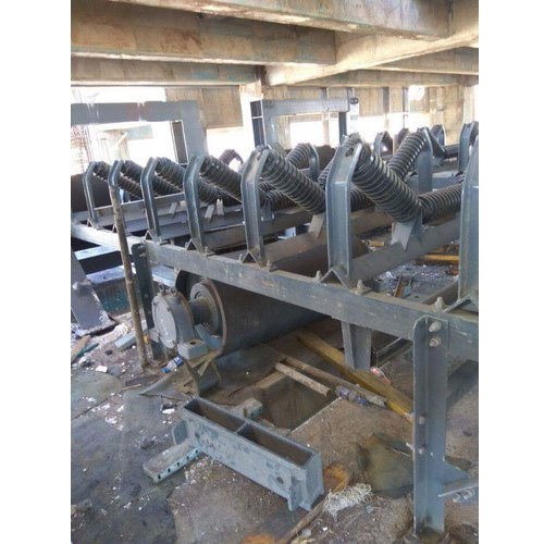 Indus Engineering Mild Steel Vibrating Conveyor, Capacity: 50-100 kg per feet