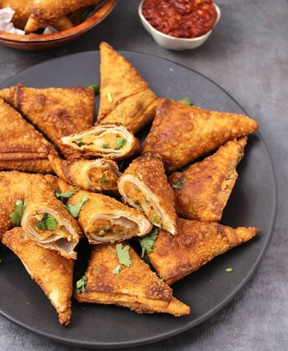 Shezwan Samosa, Packaging Size: 10 Piece Per Pack