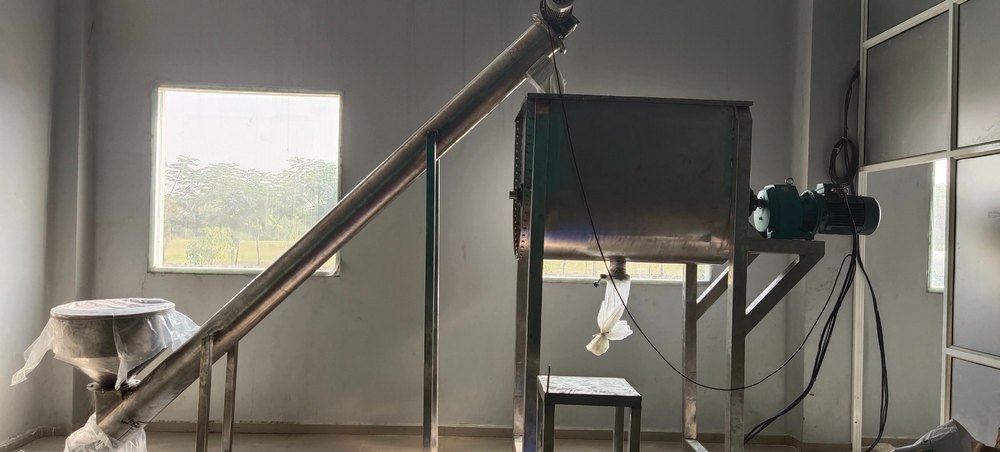 Mnt Industries Stainless Steel Inclined Screw Conveyor, Capacity: 100 Kg, 220 - 240 V
