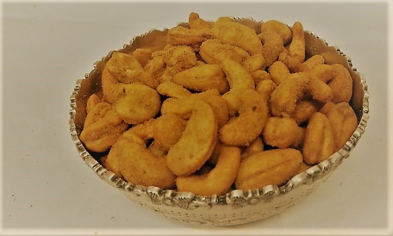 Red Natural Wholes Spicy Cashew Nuts, Pack Size: 70g / 100g / 1 kg, Grade: W240