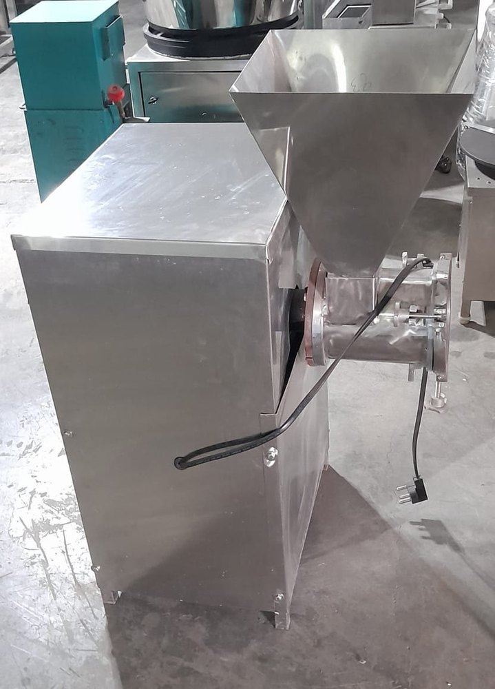 Ss. Maska Machine, Kaju Musta, 30-40 kg. Per Hour