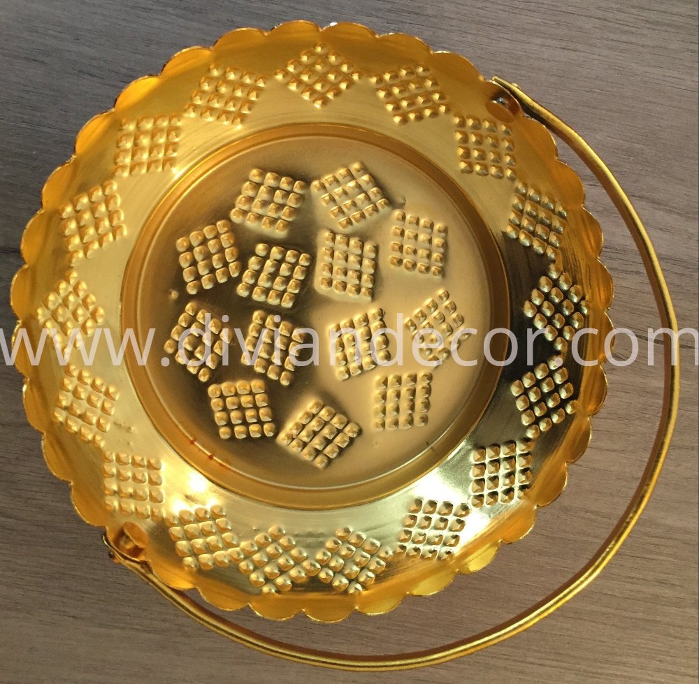 Metal Tray with Handle, Shape: Circular, Size: 12 Inches
