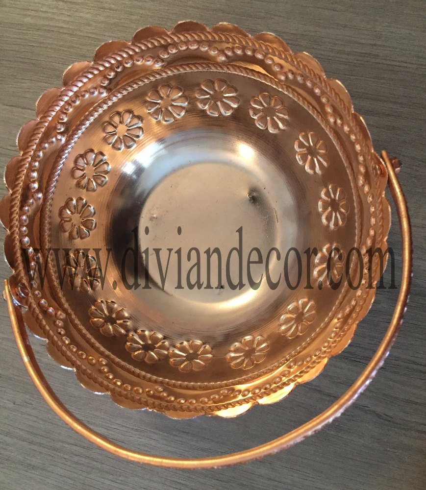 Metal Trays with Handle, Shape: Circular, Size: 12 Inches