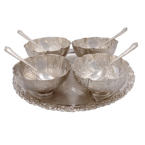 Oval White Metal Bowl Set