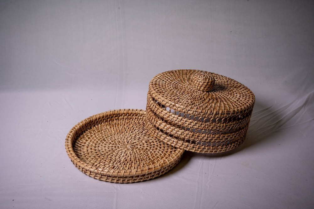 Cake Platter With Round Designed Cover
