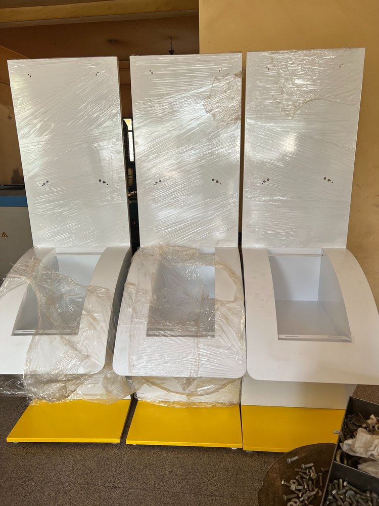 Mild Steel Free Standing Unit Tyre Stand, For Showroom