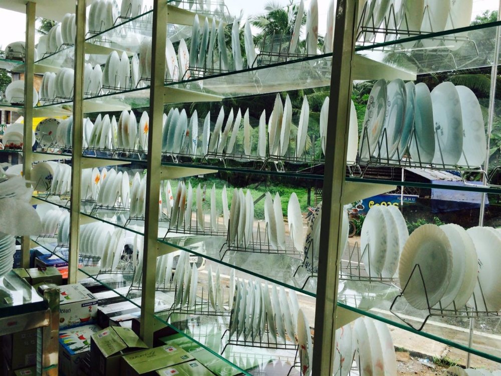 Transparent Free Standing Unit Crockery Glass Display Rack, For Departmental Stores