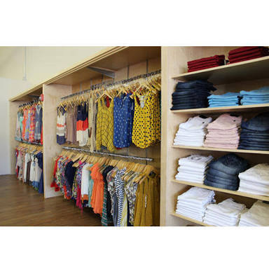 Wall Mounted Stainless Steel Garment Hanging Rack, For Showroom