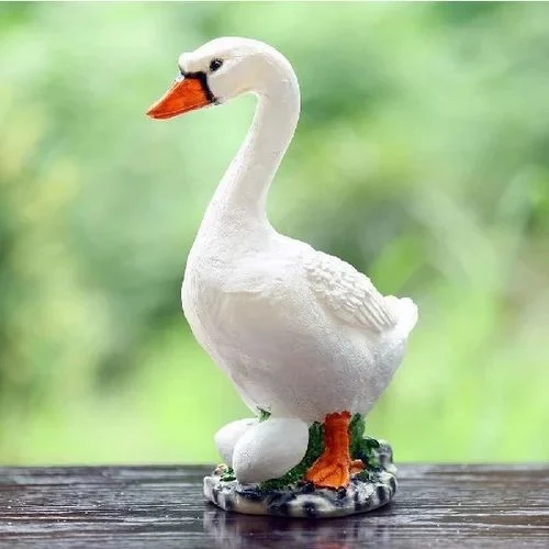 Goose With 2 Eggs - Medium