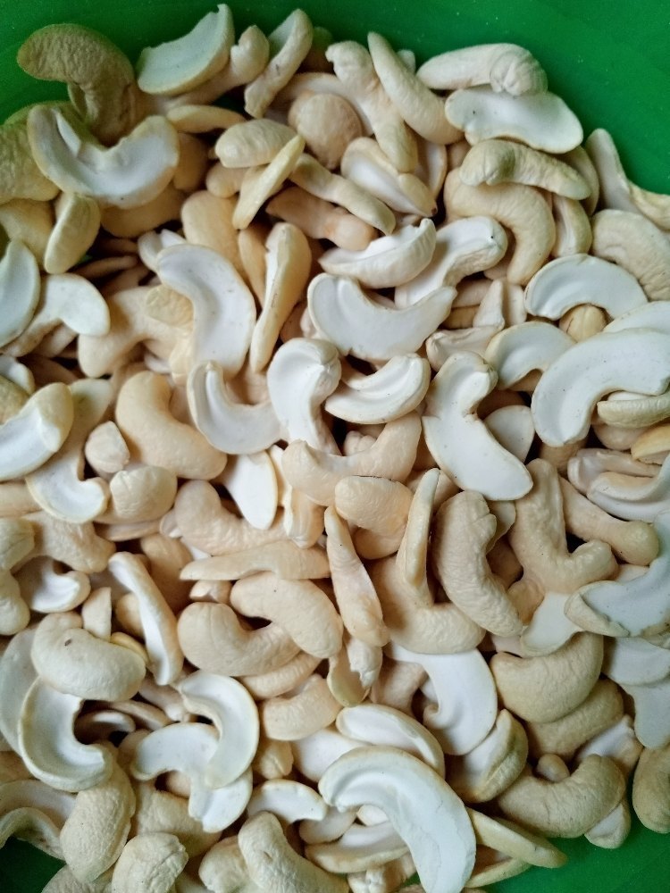 W210 Split Cashew Nuts