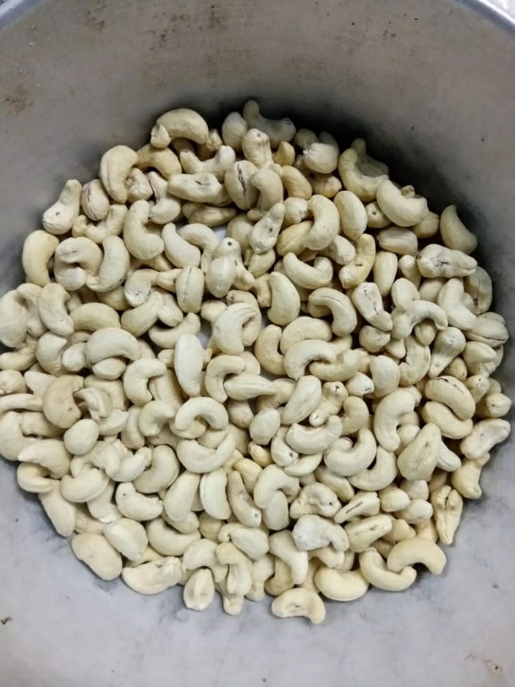 White W400 Cashew Nut, Packaging Size: 10 kg