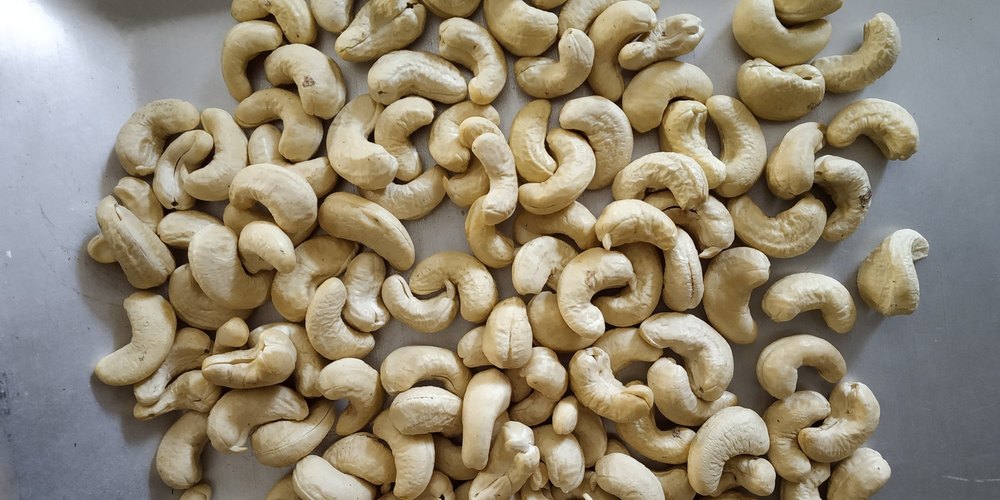 Grade: W450 Organic cashew nut, Packaging Type: Tin, Packaging Size: 1Kg