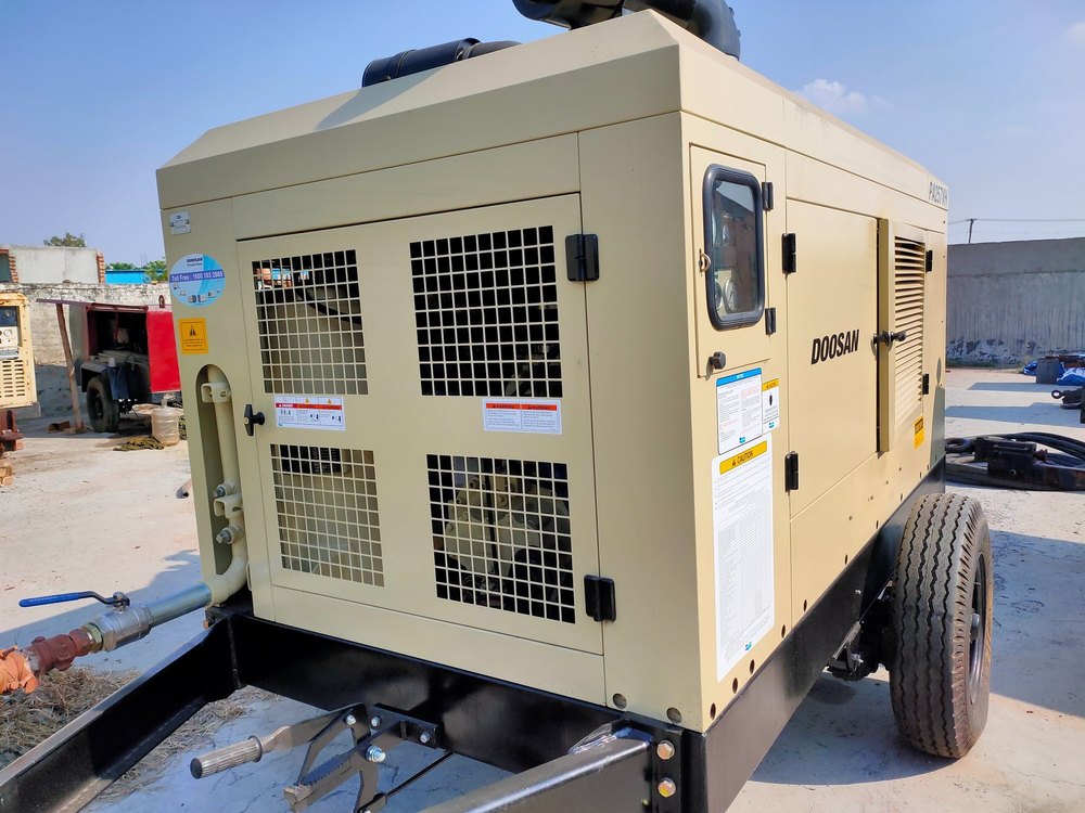 Air Compressor on Rent in Himachal pardesh, in Pan India, Flow Capacity: 450 CFM