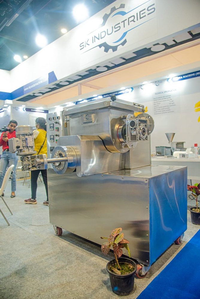 Short Cut Pasta Extruder Machine, Capacity: 100 Kg/H